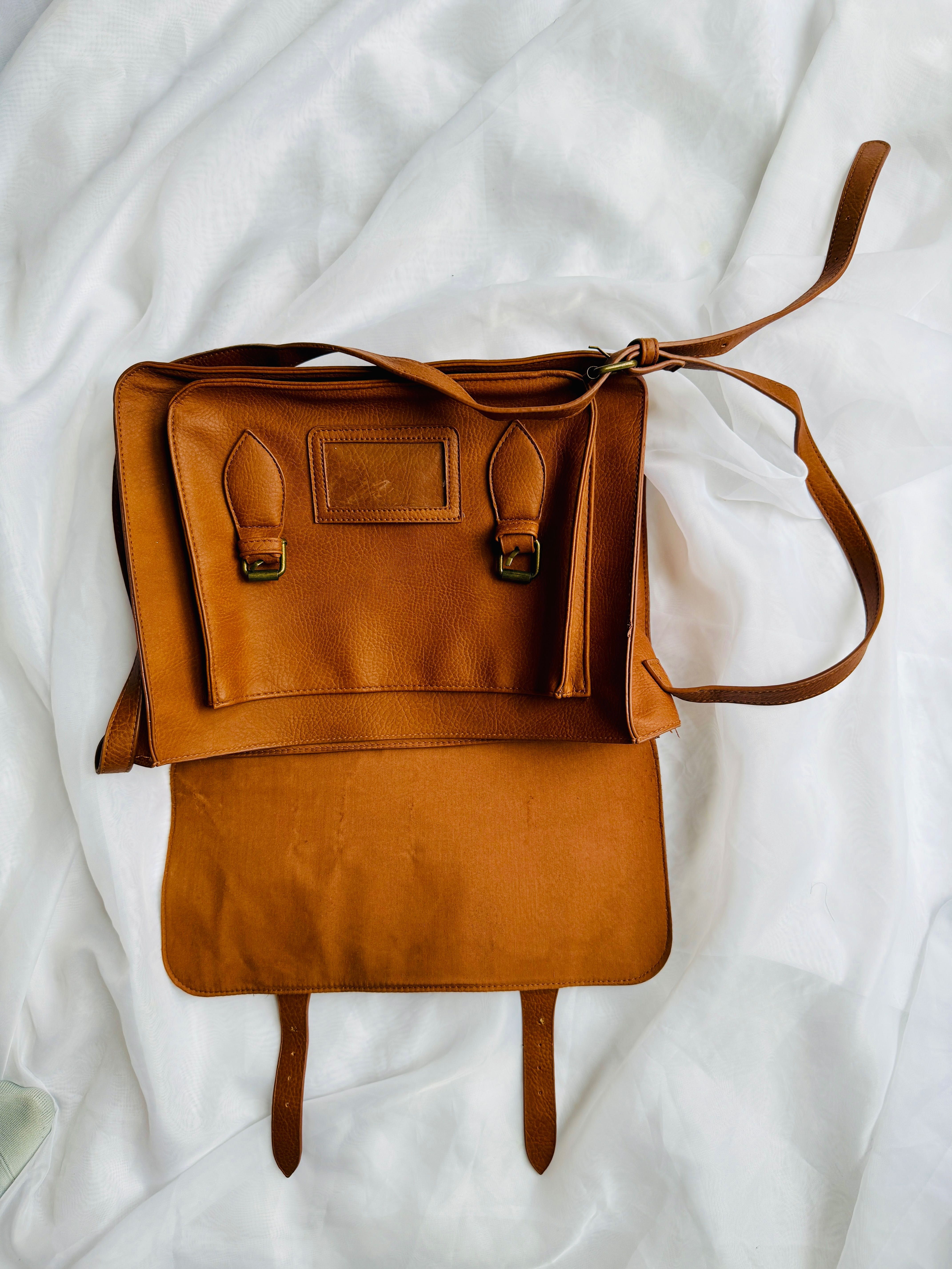Torebka karmelowa na ramię — elegancka, lekka, codzienna