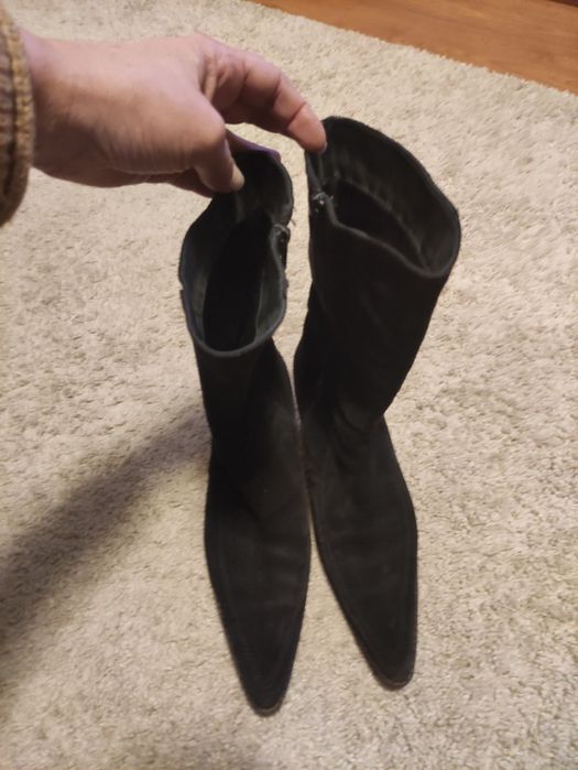 Botins de meio cano, pele natural (camurça), tacão em cunha