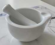 Biały ceramiczny moździerz