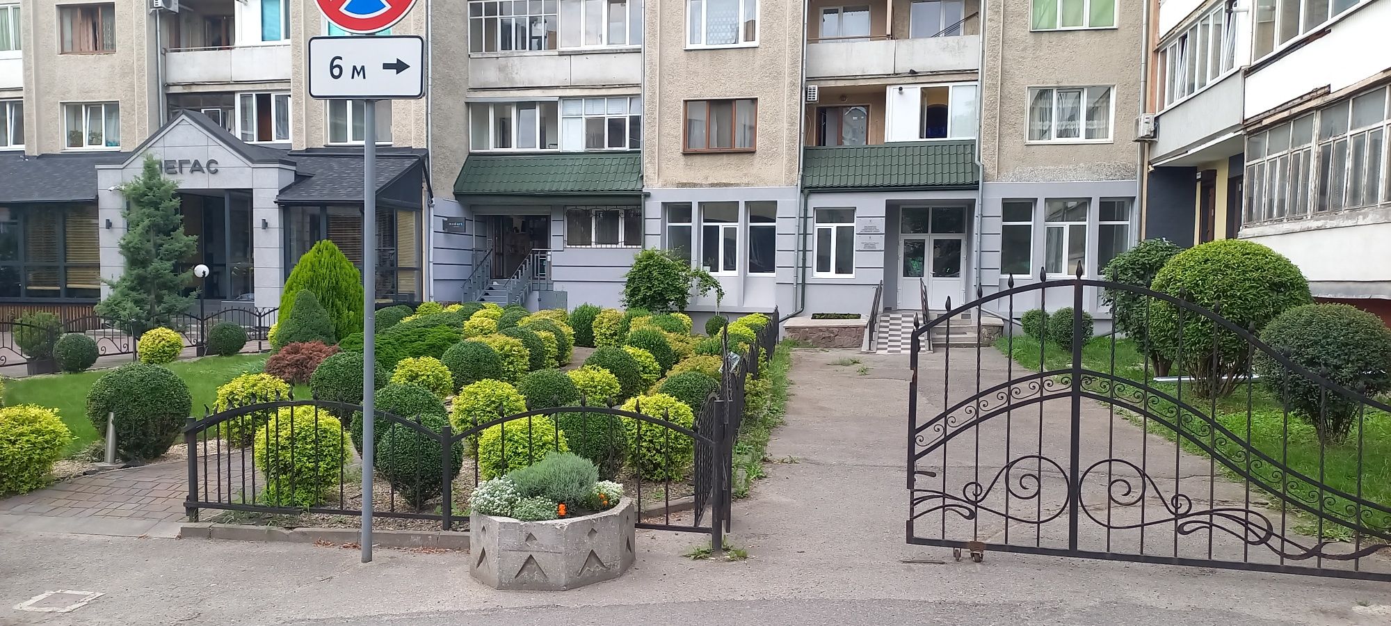 Комерційне приміщення з фасадним входом біля стометрівки