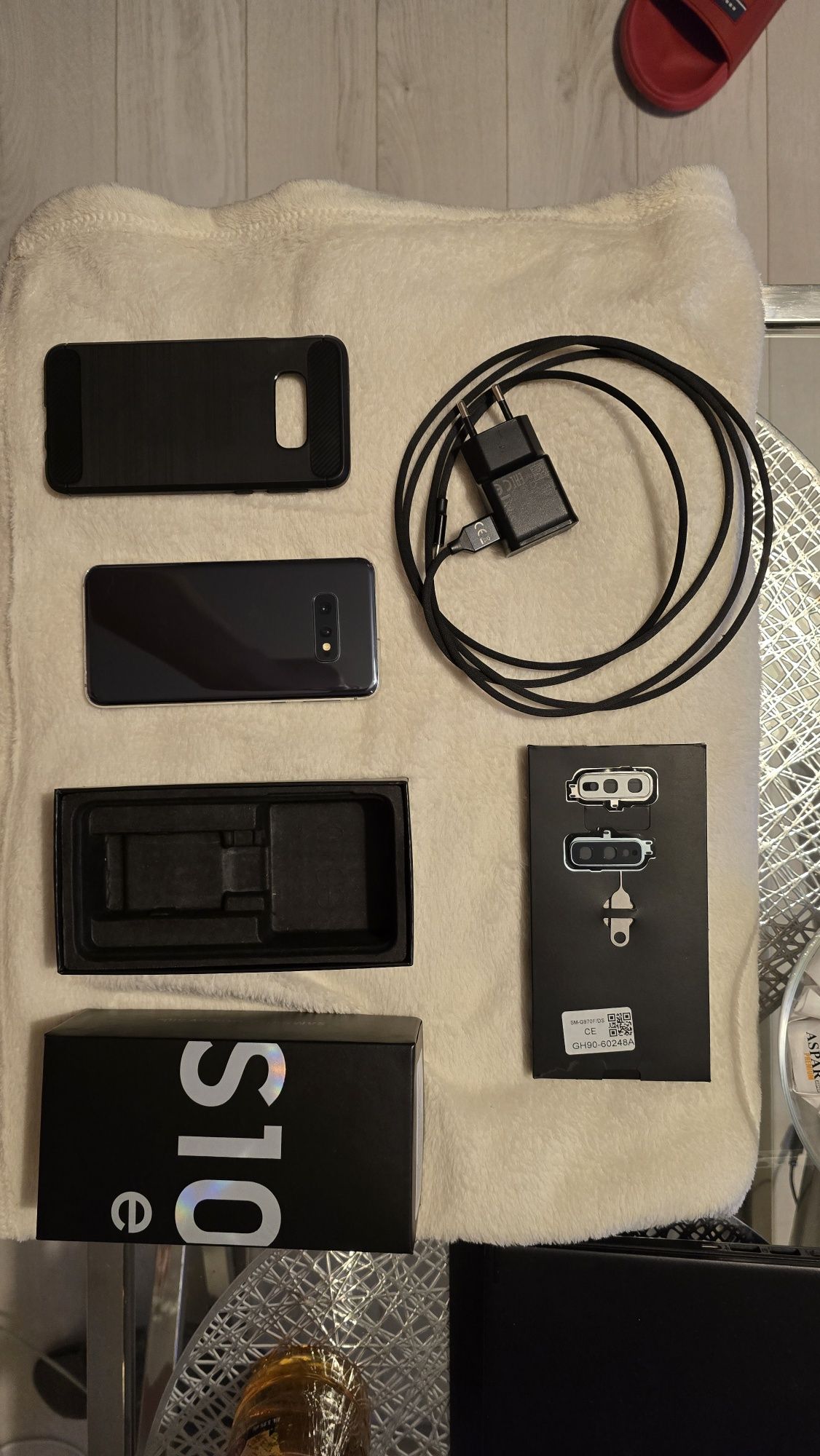 Samsung S10e + case + ładowarka + pudełko