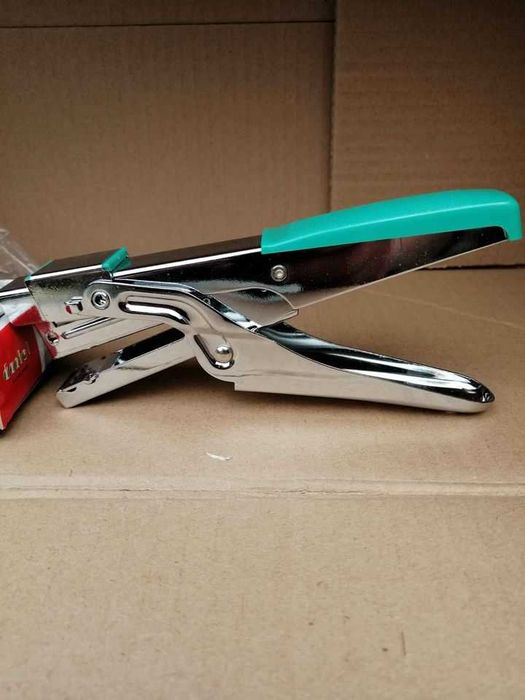 Agrafador de Secretária Alicate.