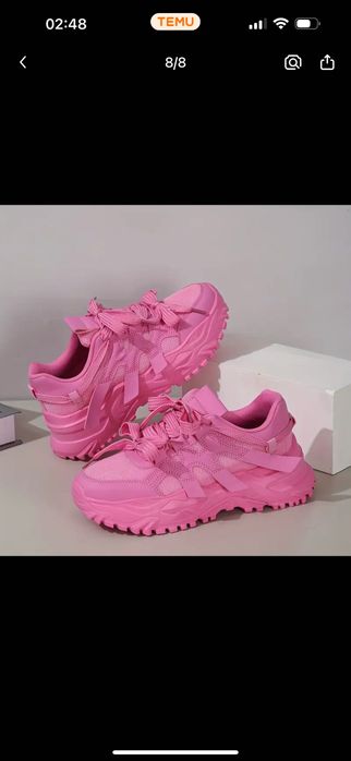 Модні рожеві кросівки