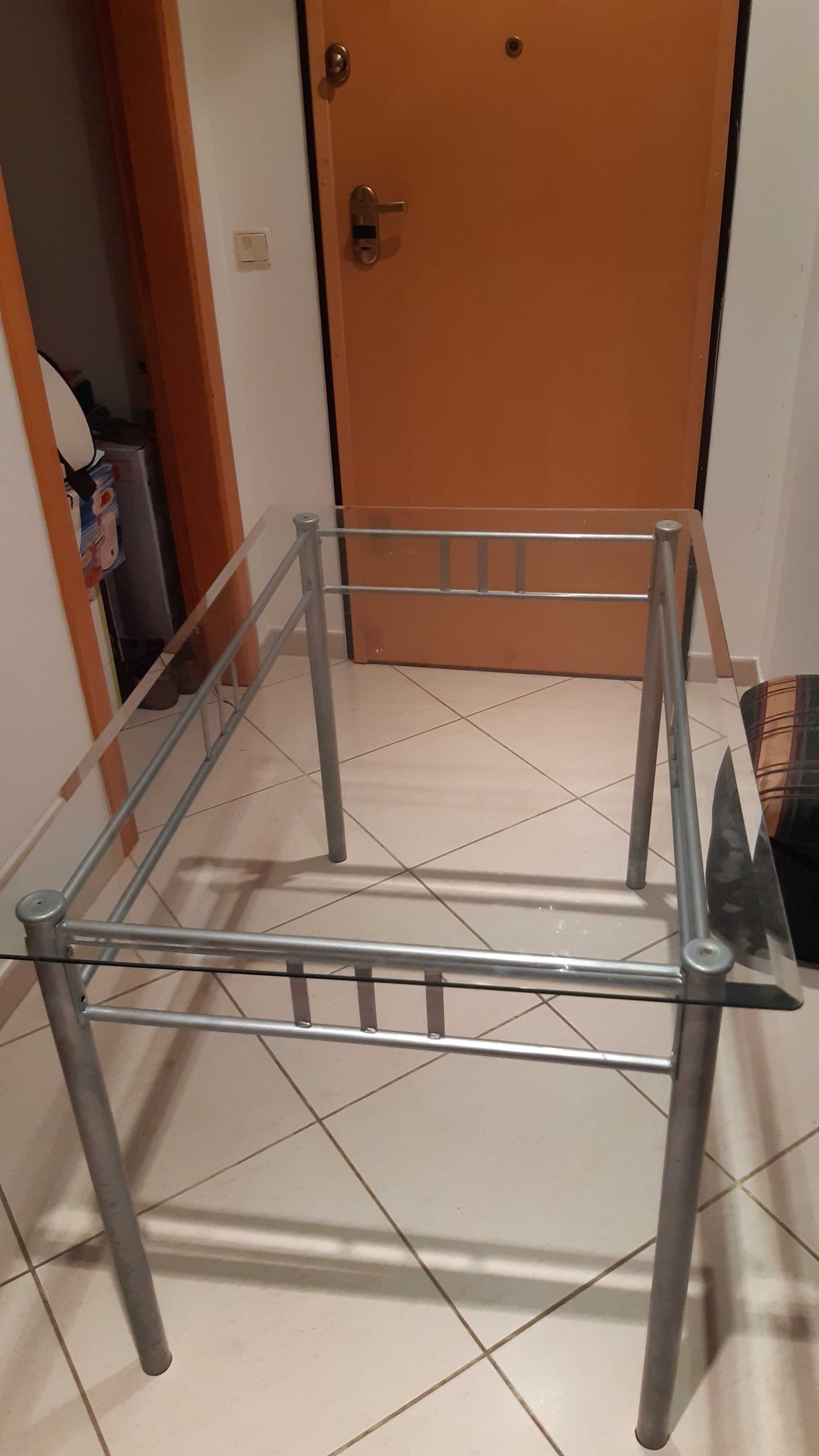 Mesa com tampa de vidro