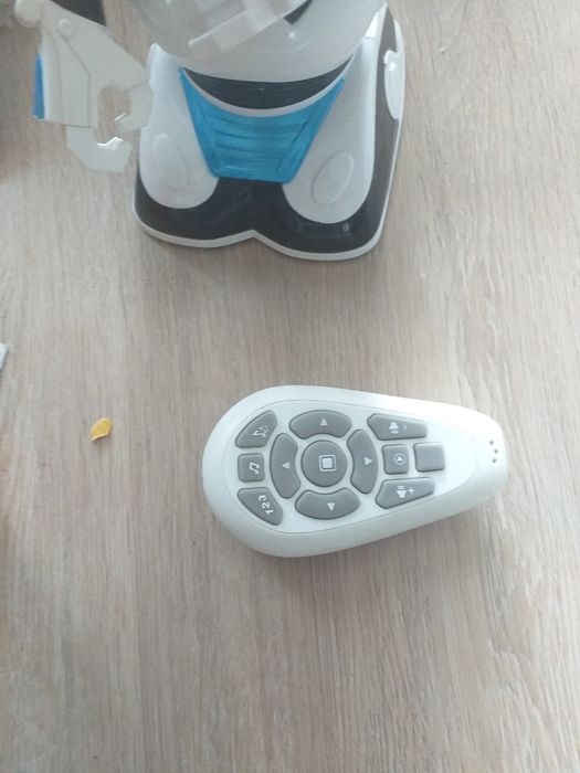 Robot zabawka zdalnie sterowany