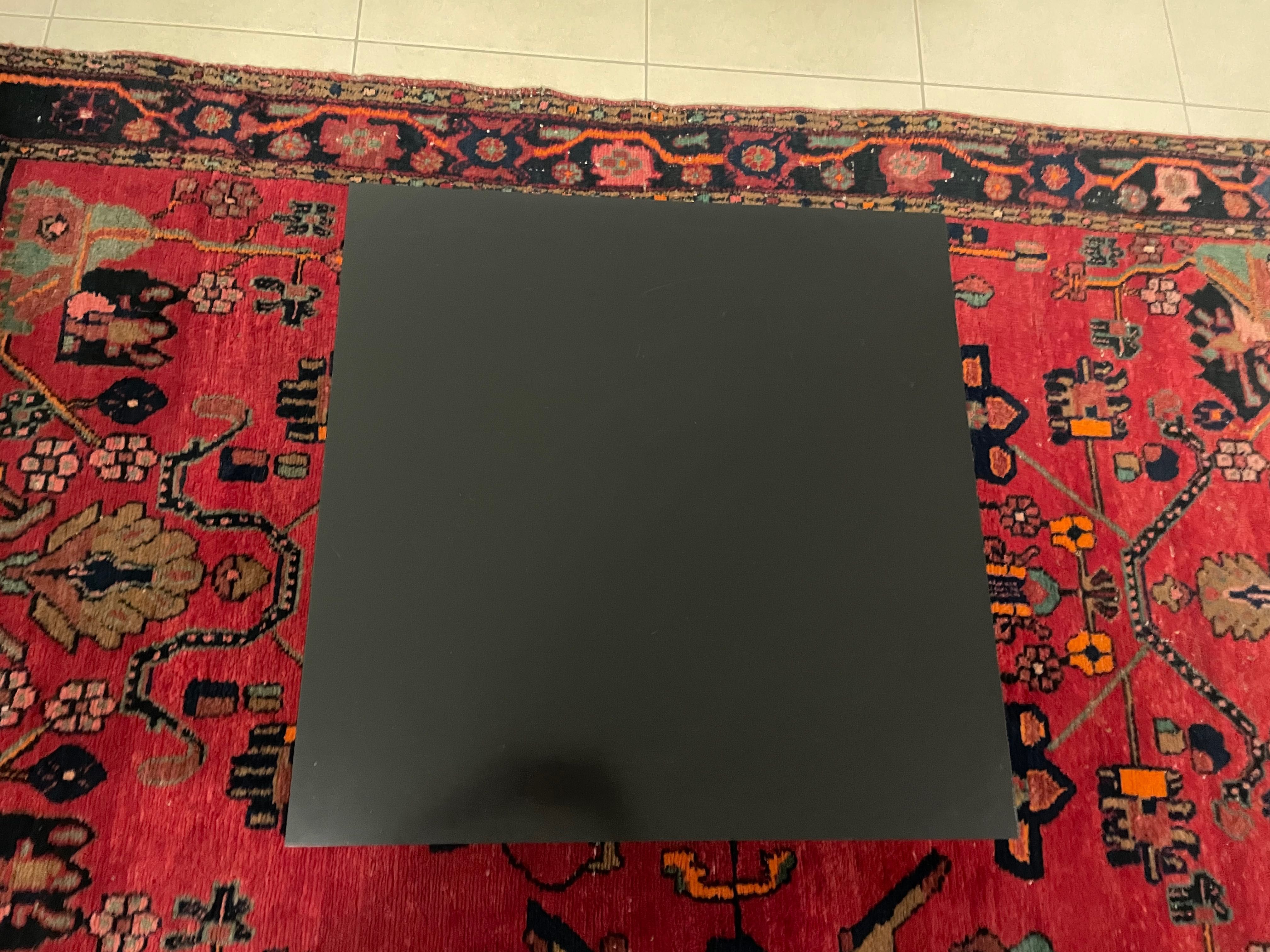 Mesa preta de apoio sala