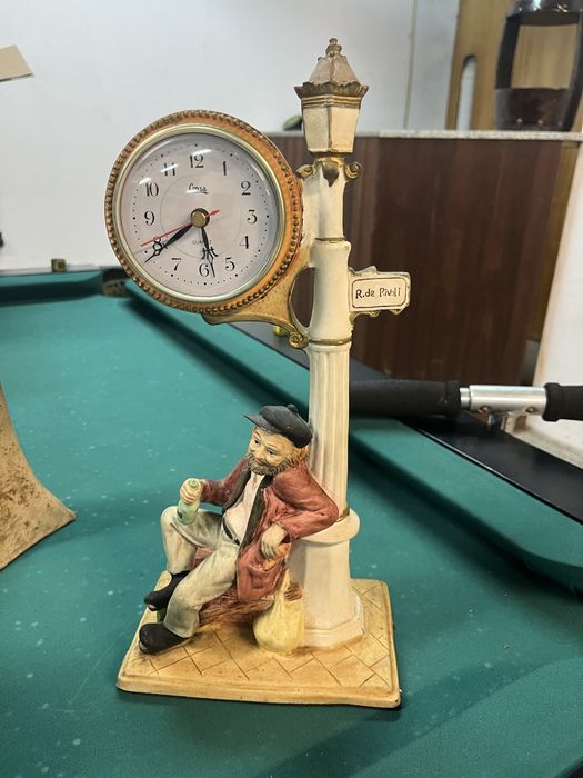 Peça em louça com relógio