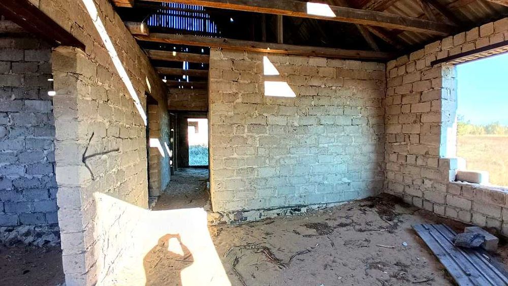 Продам коробку та 16сот.землі в с.Зурівка.Тихе місце.Від Києва 47км.