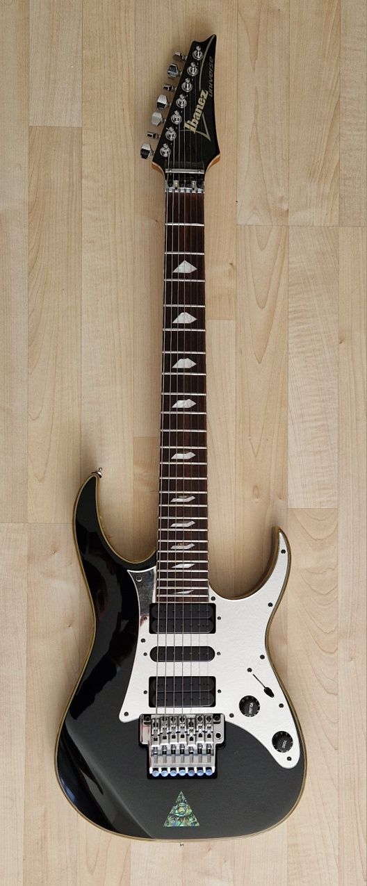 Guitarra Ibanez UV777