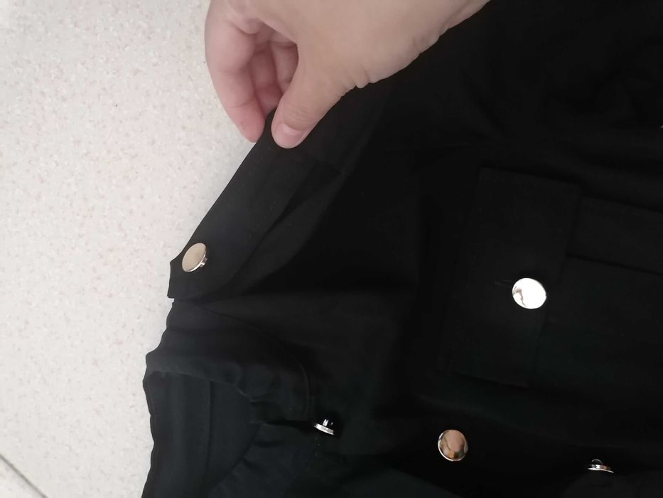 Vestido preto com botões dourados, novo