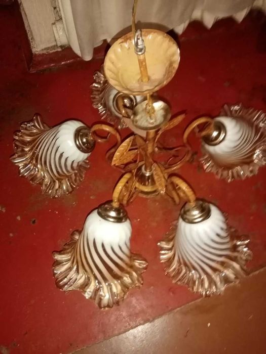 красива люстра в нормальному стані