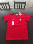 Camisola da Seleção Nacional, tamanho M, com o nome Dinis, N°8