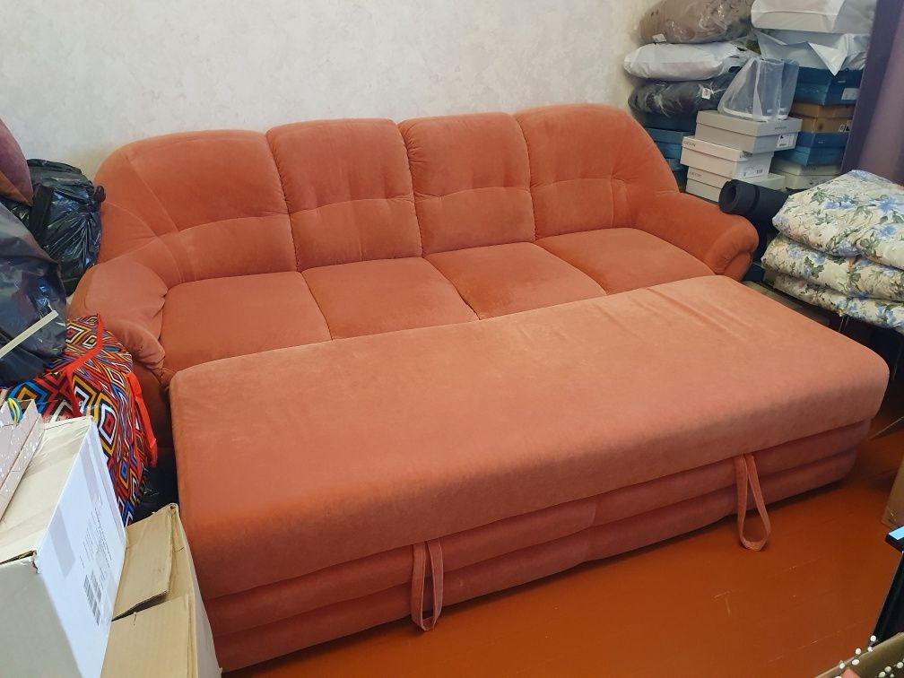 Диван ліжко плюшевий