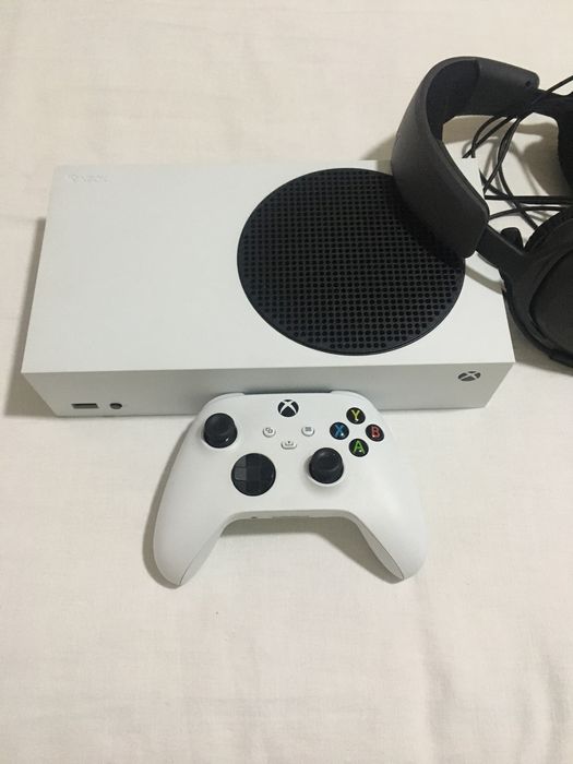 Xbox Series s com comando e headset gamer