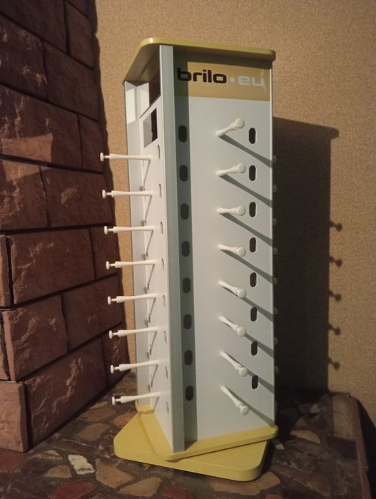 Obrotowy stojak na okulary