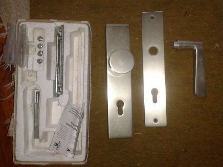 Komplet drzwiowy klamka-szyldy z zawiasami z aluminium