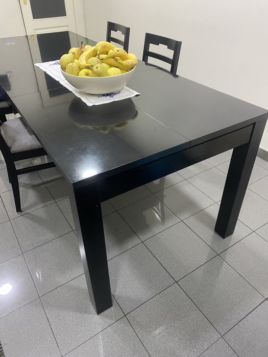 Mesa e cadeiras