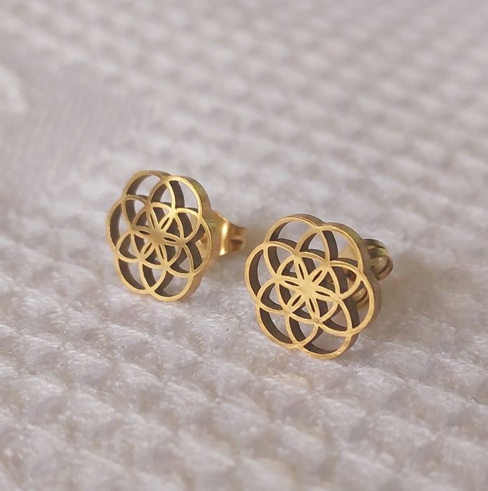 Brincos aço inoxidável dourado com flor da vida