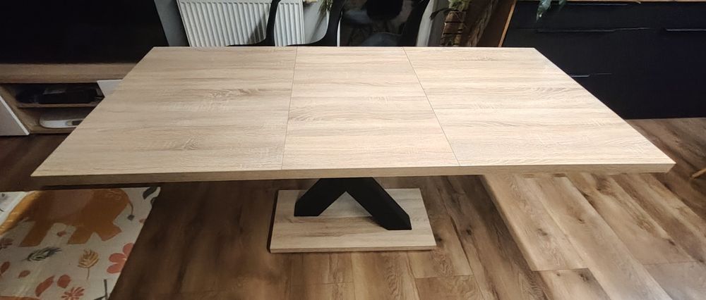 Stół do jadalni – dąb (okleina), czarna metalowa noga, rozkładany