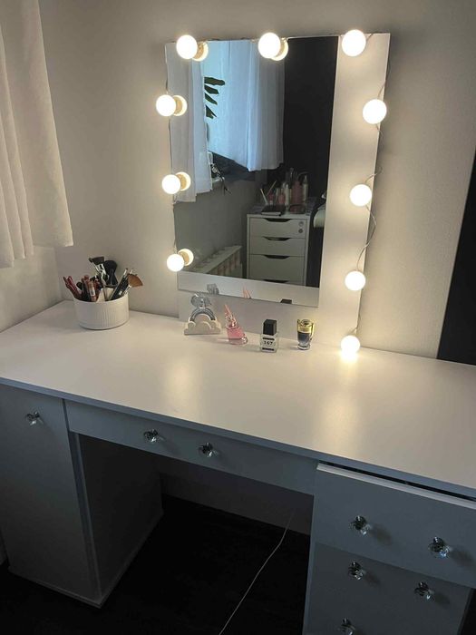 Toaletka biała z lampkami