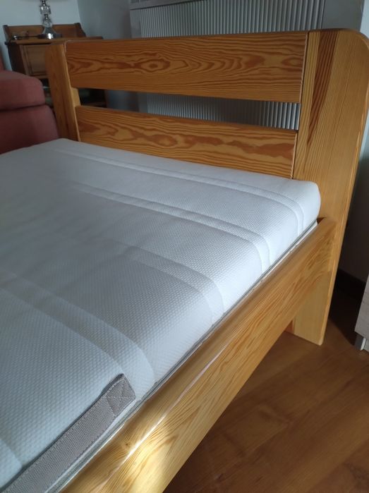 Łóżko drewniane 80x200 ze stelażem i materacem
