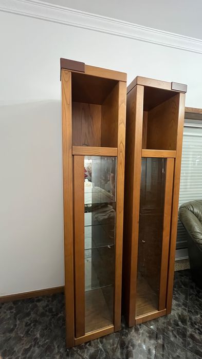 Duas colunas com vidro