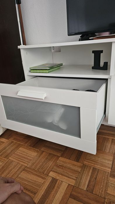 Movel de TV branco com gavetas