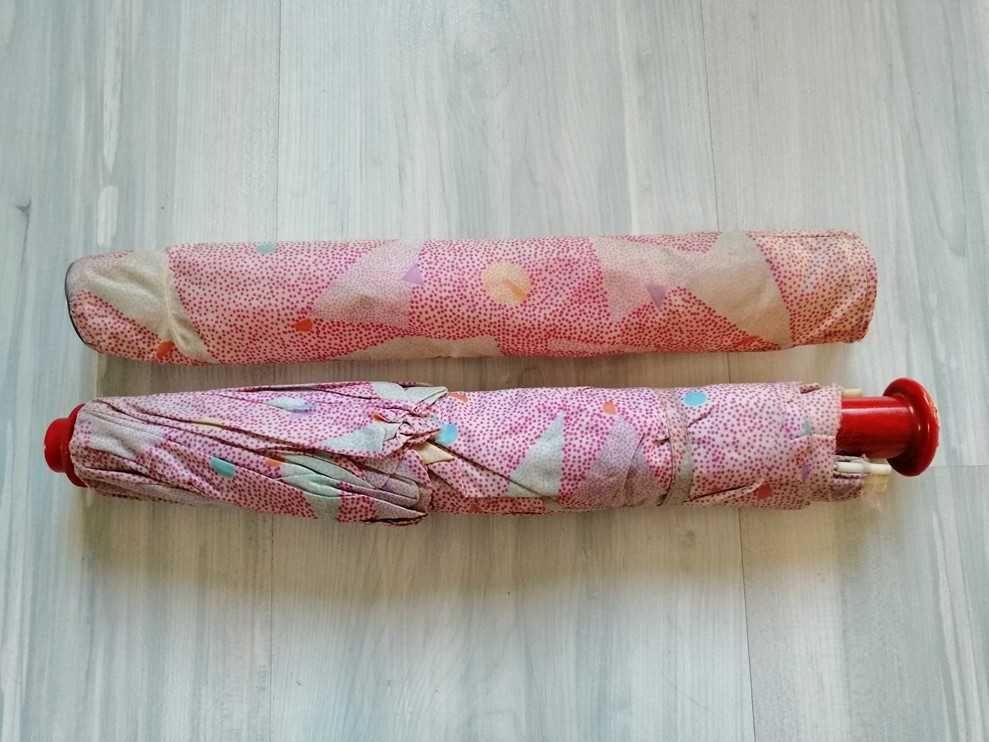 Parasol damski składany, manualny. W geometryczne kształty i kropeczki