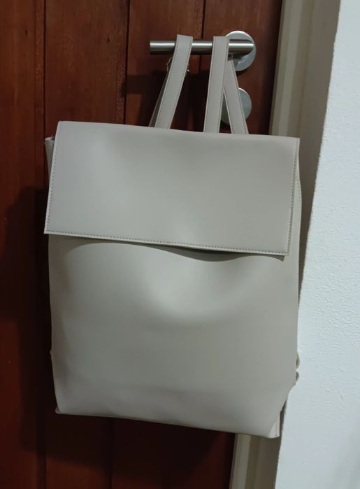 Mochila de senhora beje claro.