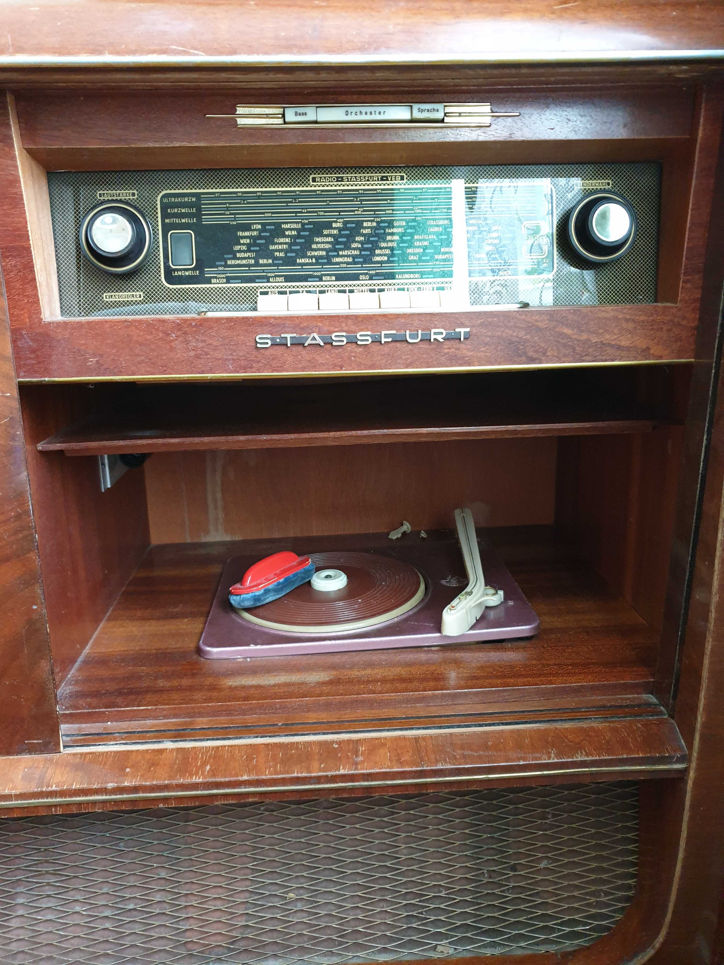 Продам антикварный радиоприемник-проигрыватель пластинок с минибаром