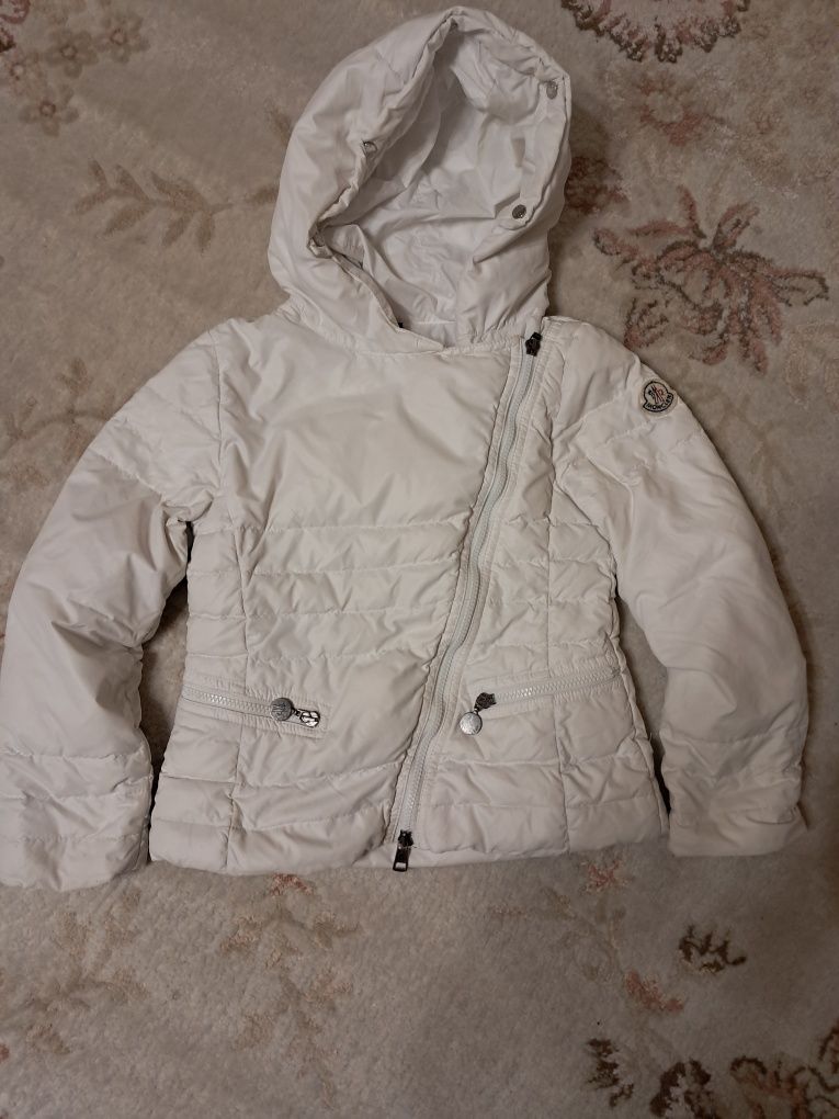 Дитячий пуховик фірми Moncler