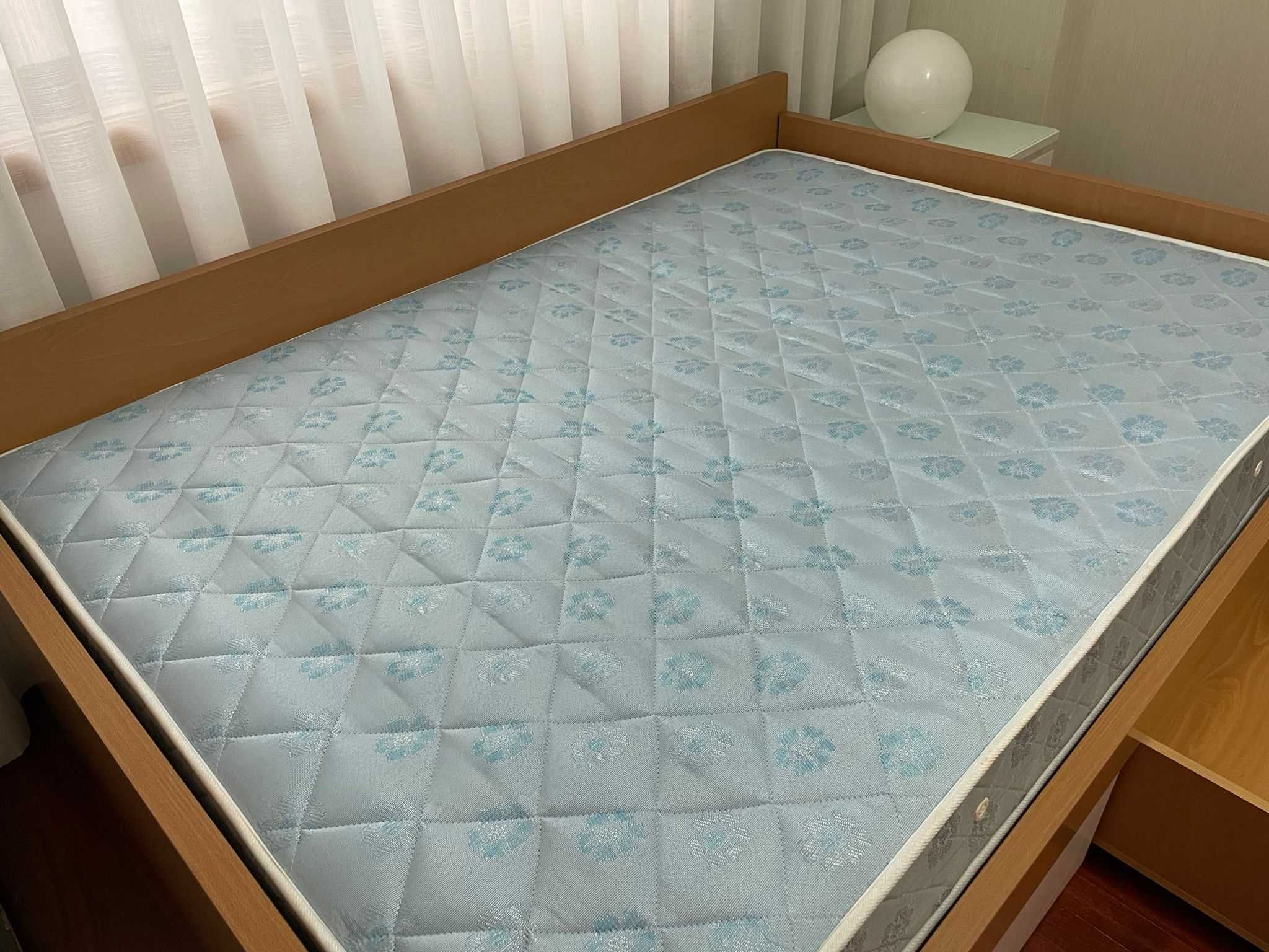 Cama com colchão,  estrado e gavetas para arrumação