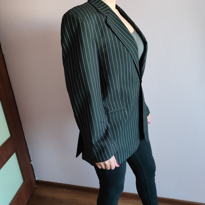 Czarna marynarka w paski