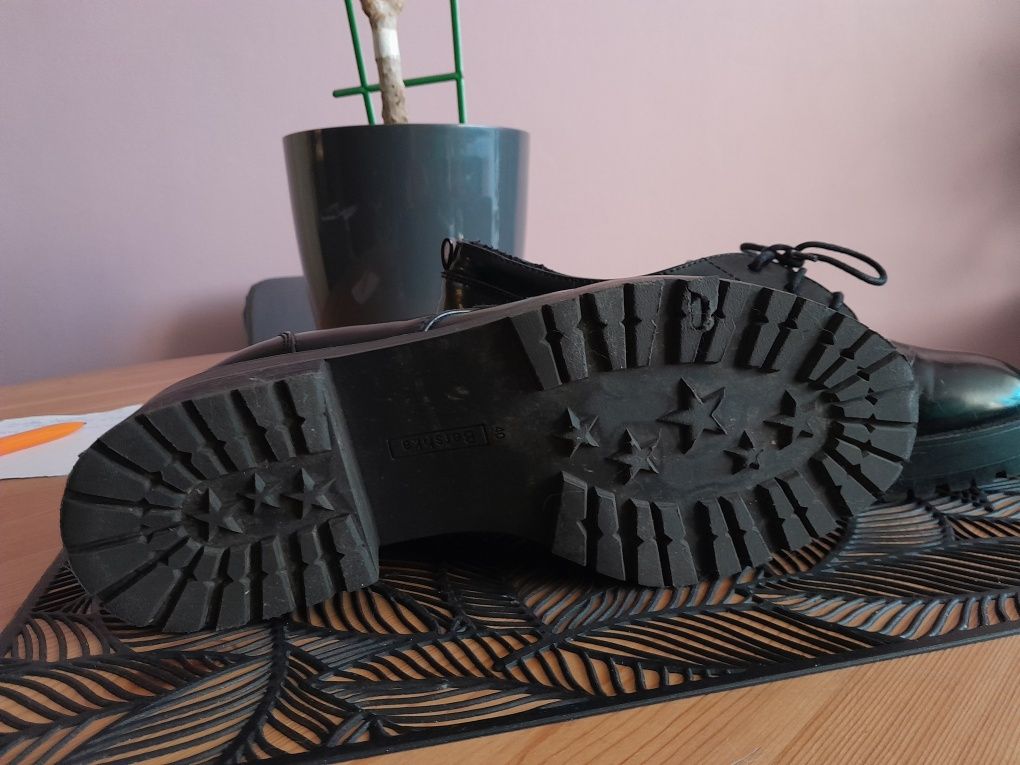 Czarne eleganckie buty na platformie