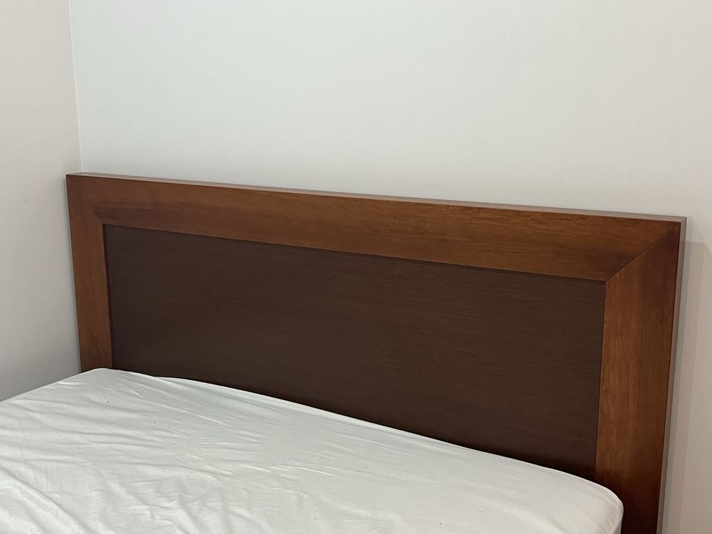 Cama de casal em madeira cerejeira e madeira bengue 1.40x1.90