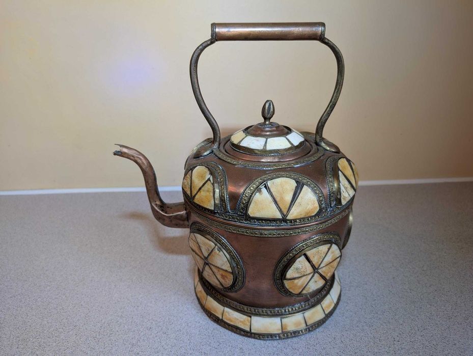 Stary marokański ręcznie robiony czajnik do herbaty z miedzi i kości