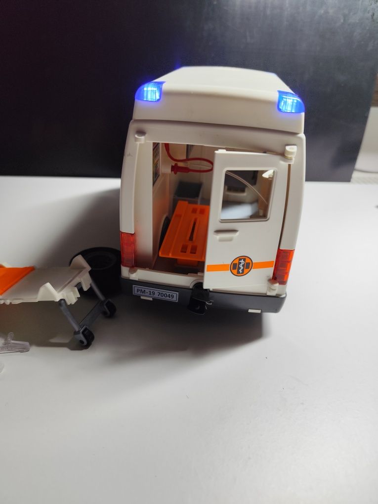 Playmobil zestaw karetka ze światłami 70049 ambulans