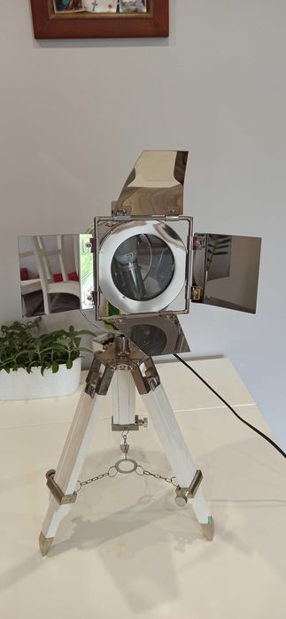 Lampa na statywie