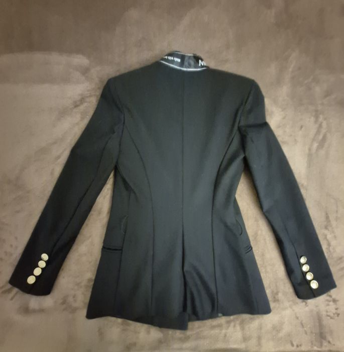 Czarna dwurzędowa marynarka damska ze złotymi guzikami