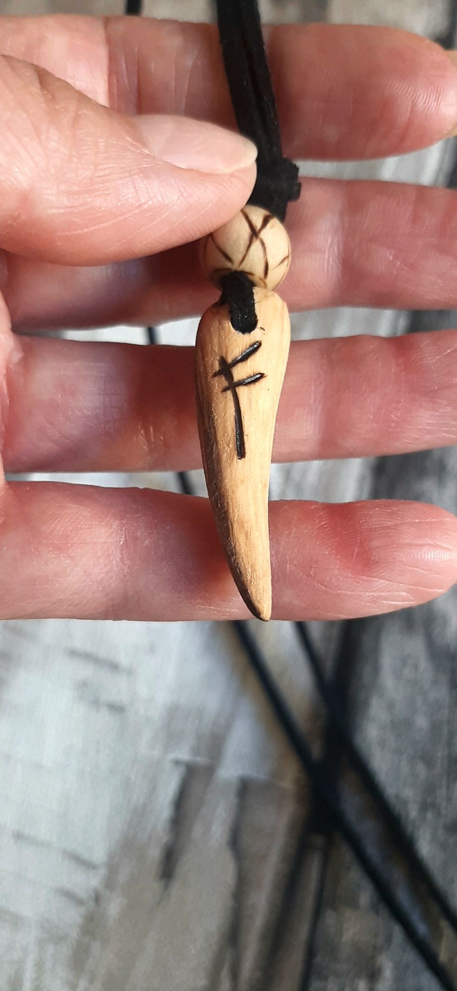 Naszyjnik wisiorek słowiański drewniany kieł wilk runa Fehu amulet