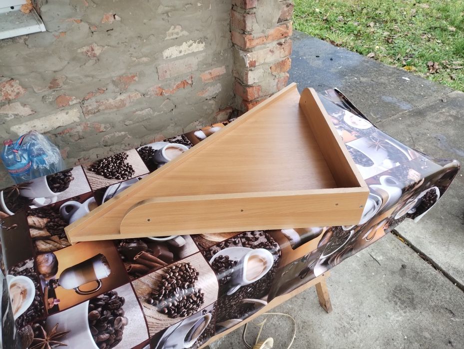 Поличка під телевізор.