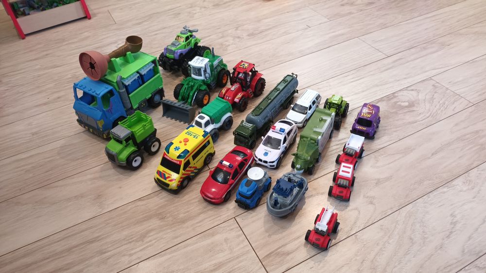 Zabawki traktor koparka samochody policja karetka