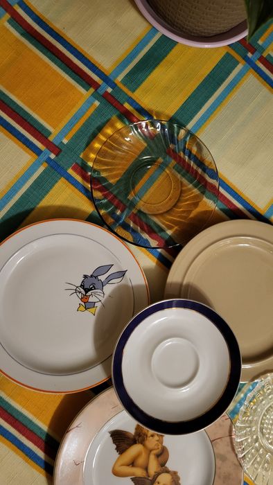 PRL Zestaw różnych talerzyków deserowych.