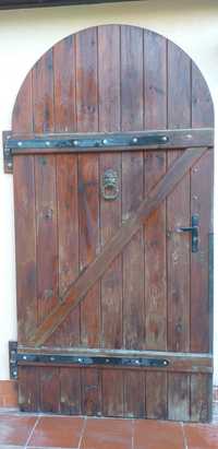 Drzwi zewnętrzne drewniane z kołatką