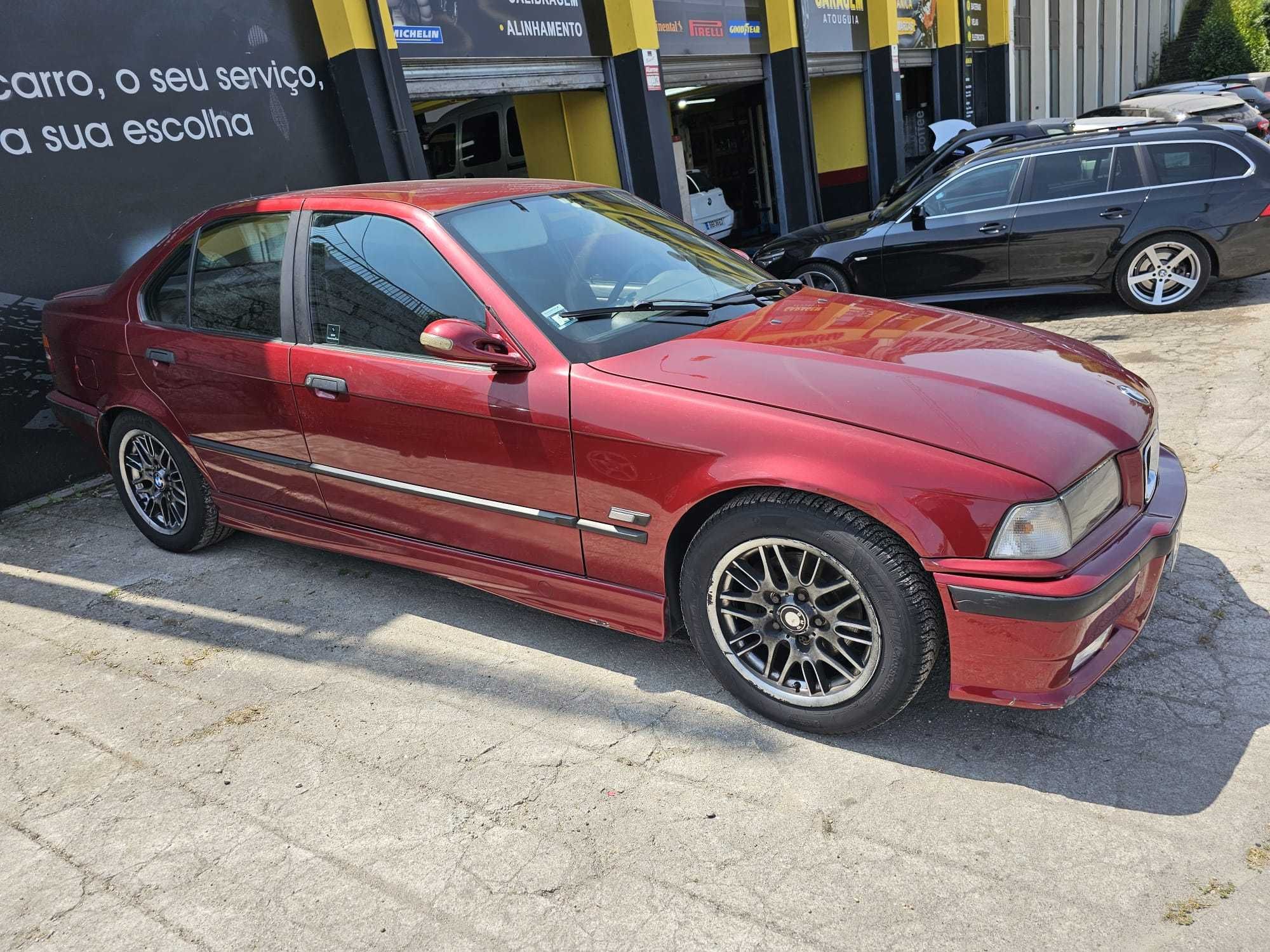 BMW 318 TDS bordô