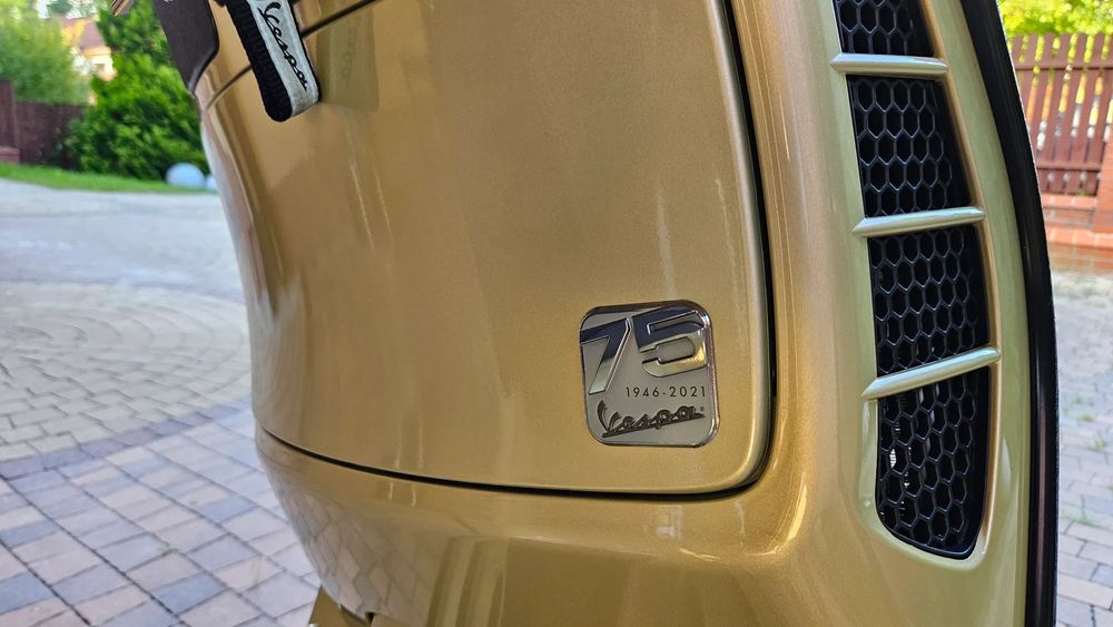 Piaggio Vespa GTS 300 Giallo 75th Anniversary