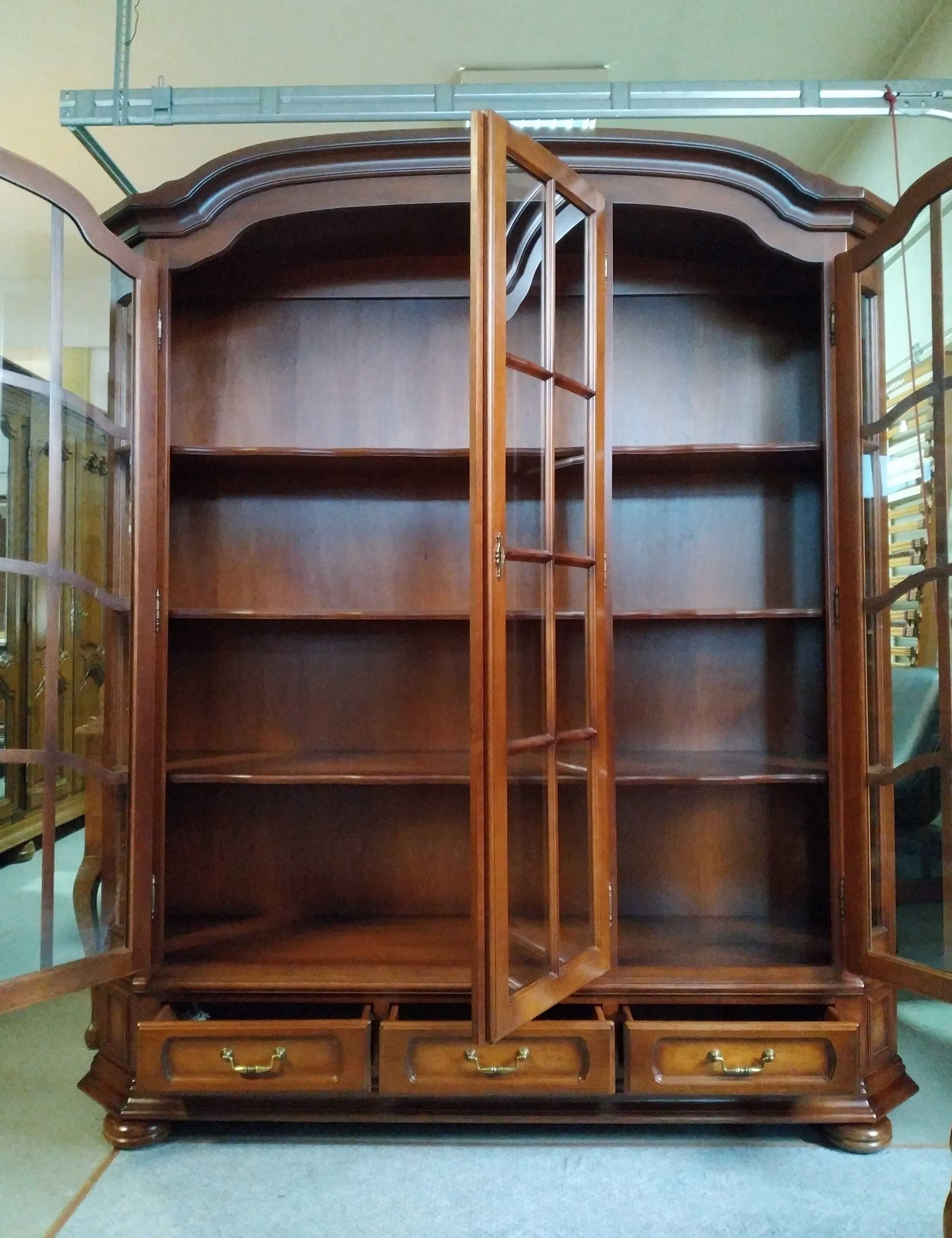 Witryna biblioteka 3-drzwiowa w stylu włoskim