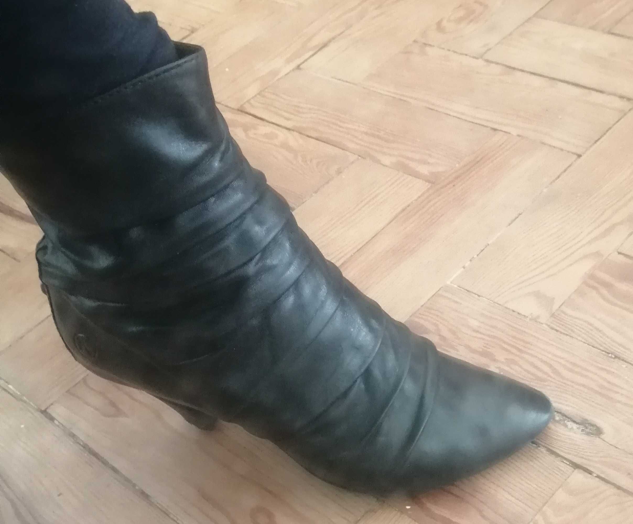Botas pretas de cano médio em pele verdadeira