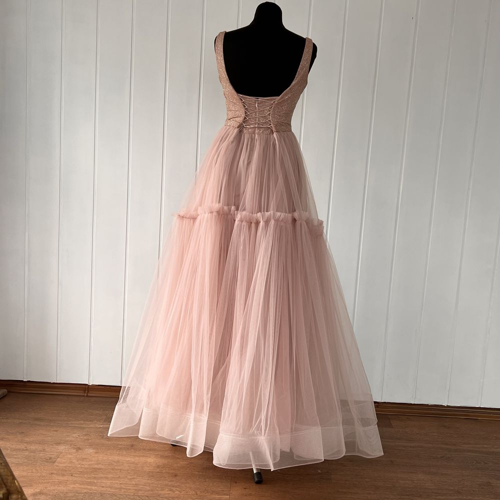 Красивое выпускное платье на корсете, пышная юбка, светлый розовый цве