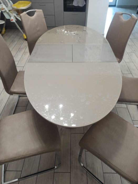 сучасні стільчики та стіл